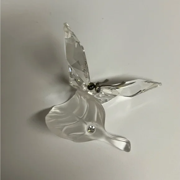 Swarovski Crystal Butterfly on Frosted Leaf Figurine. - Picture 5 of 6
